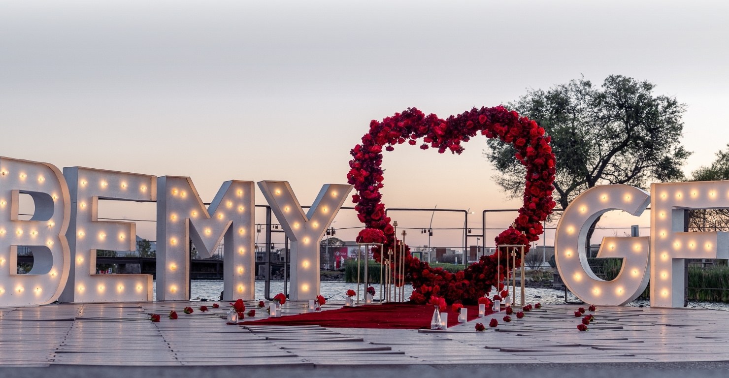 Be My GF Luxury: letras gigantes iluminadas y corazón de rosas para pedida de noviazgo en Querétaro — AYV Proposals