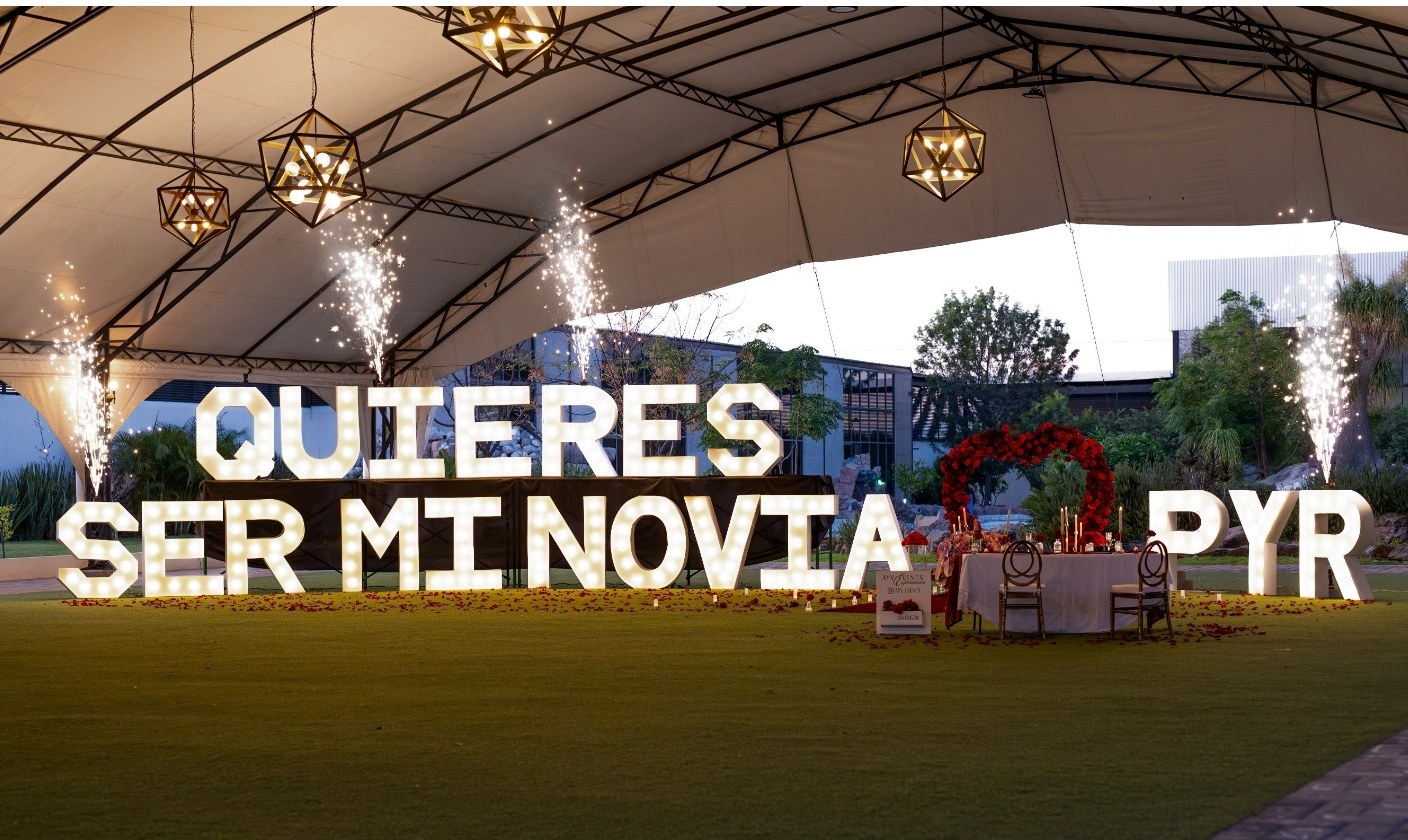 Elegance: letras gigantes iluminadas y corazón de rosas para pedida de noviazgo en Querétaro — AYV Proposals