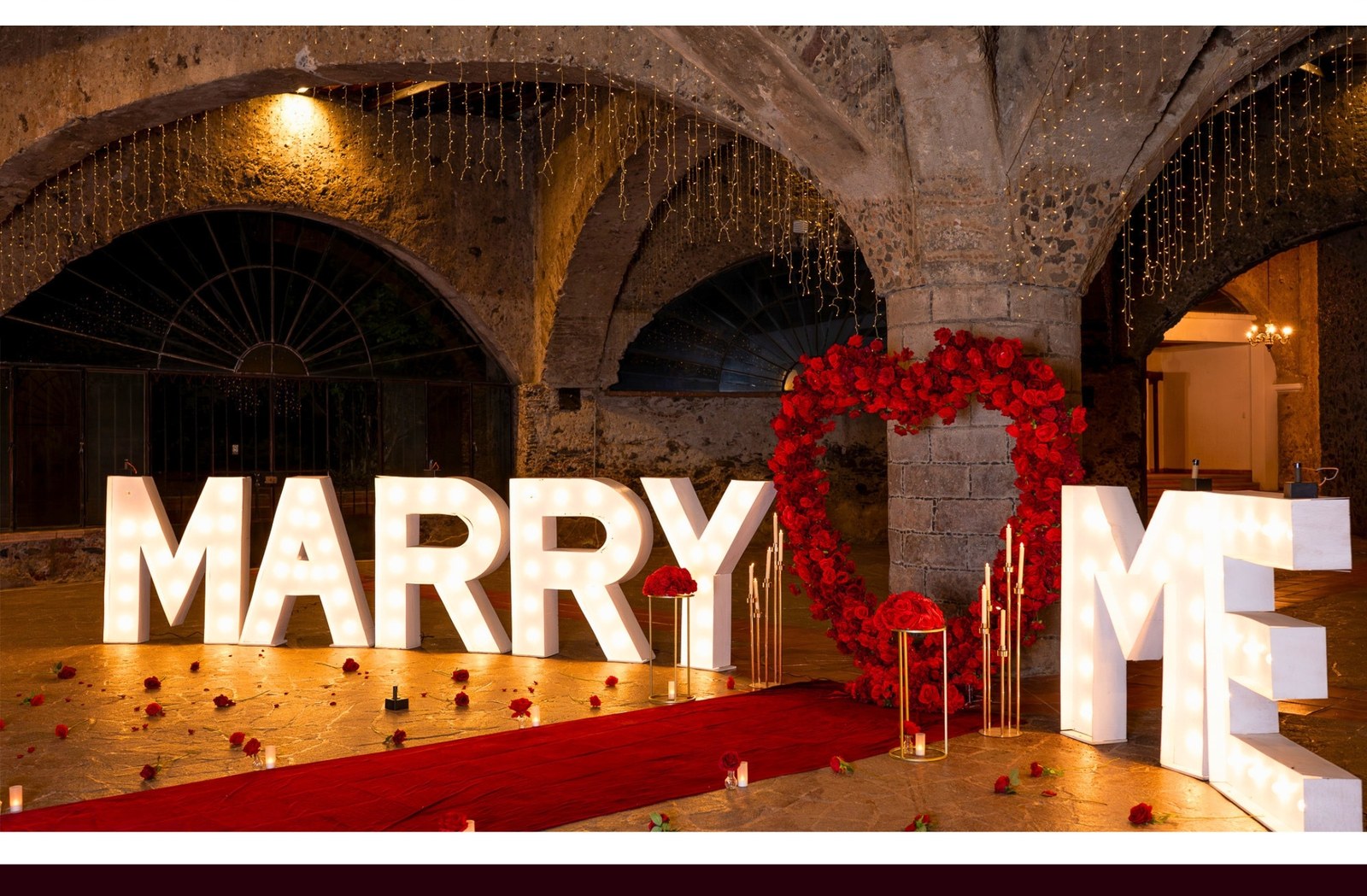 Marry Me Luxury: letras gigantes iluminadas y corazón de rosas para pedida de matrimonio en Querétaro — AYV Proposals