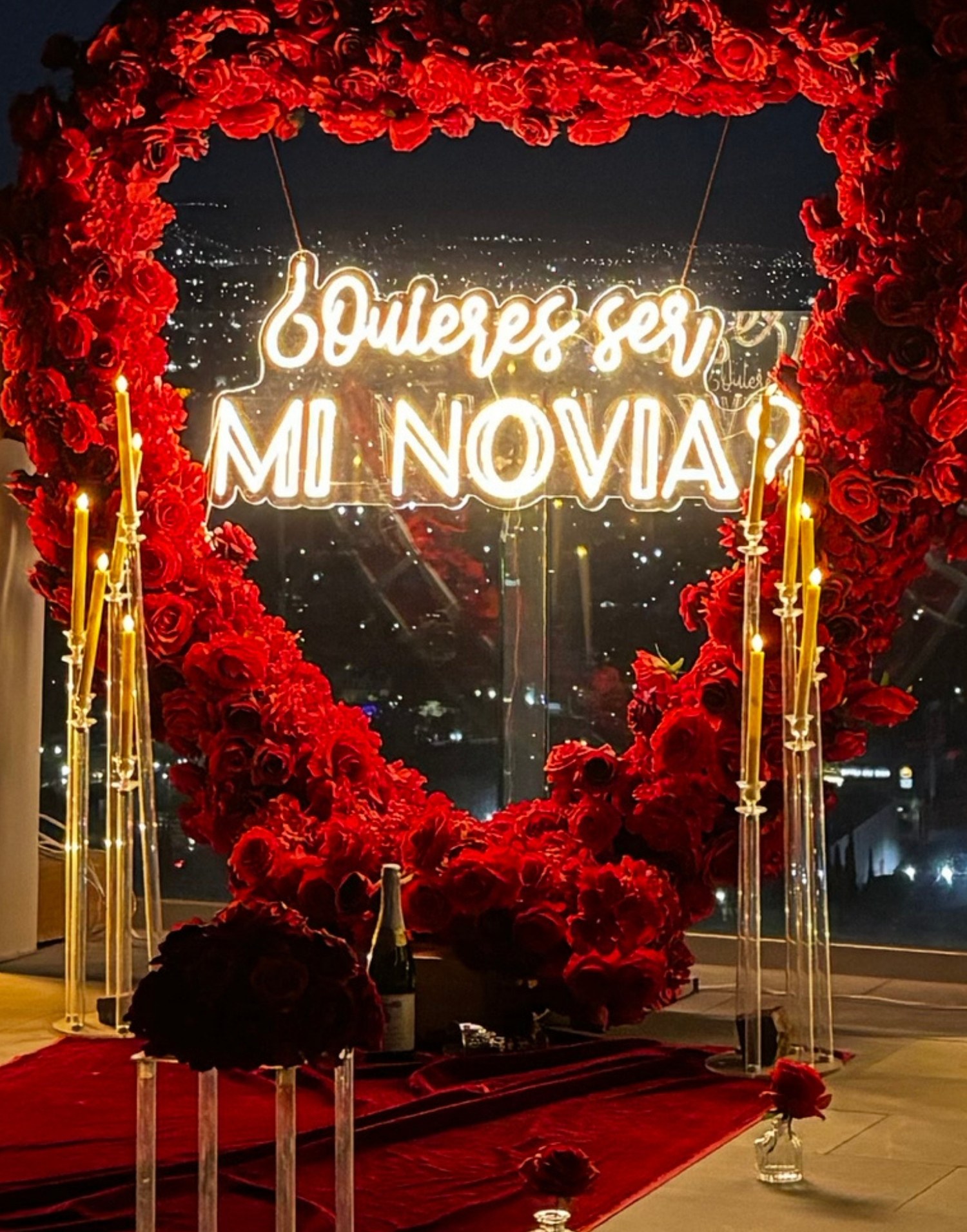 My Heart Red: corazón de rosas iluminado con letrero neón para pedida de noviazgo en Metepec — AYV Proposals