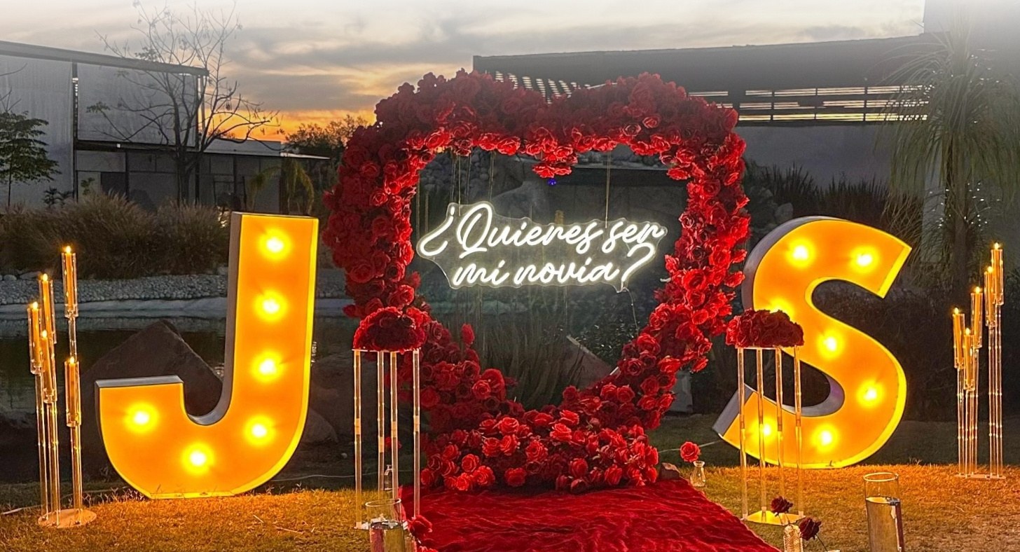 My Heart Letters: corazón de rosas iluminado con letrero neón para pedida de noviazgo en Querétaro — AYV Proposals