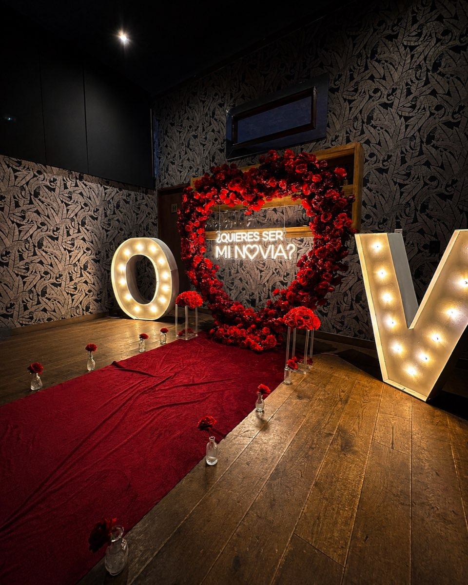 Express My Heart Letters: corazón de rosas iluminado con letrero neón para pedida de noviazgo en Querétaro — AYV Proposals