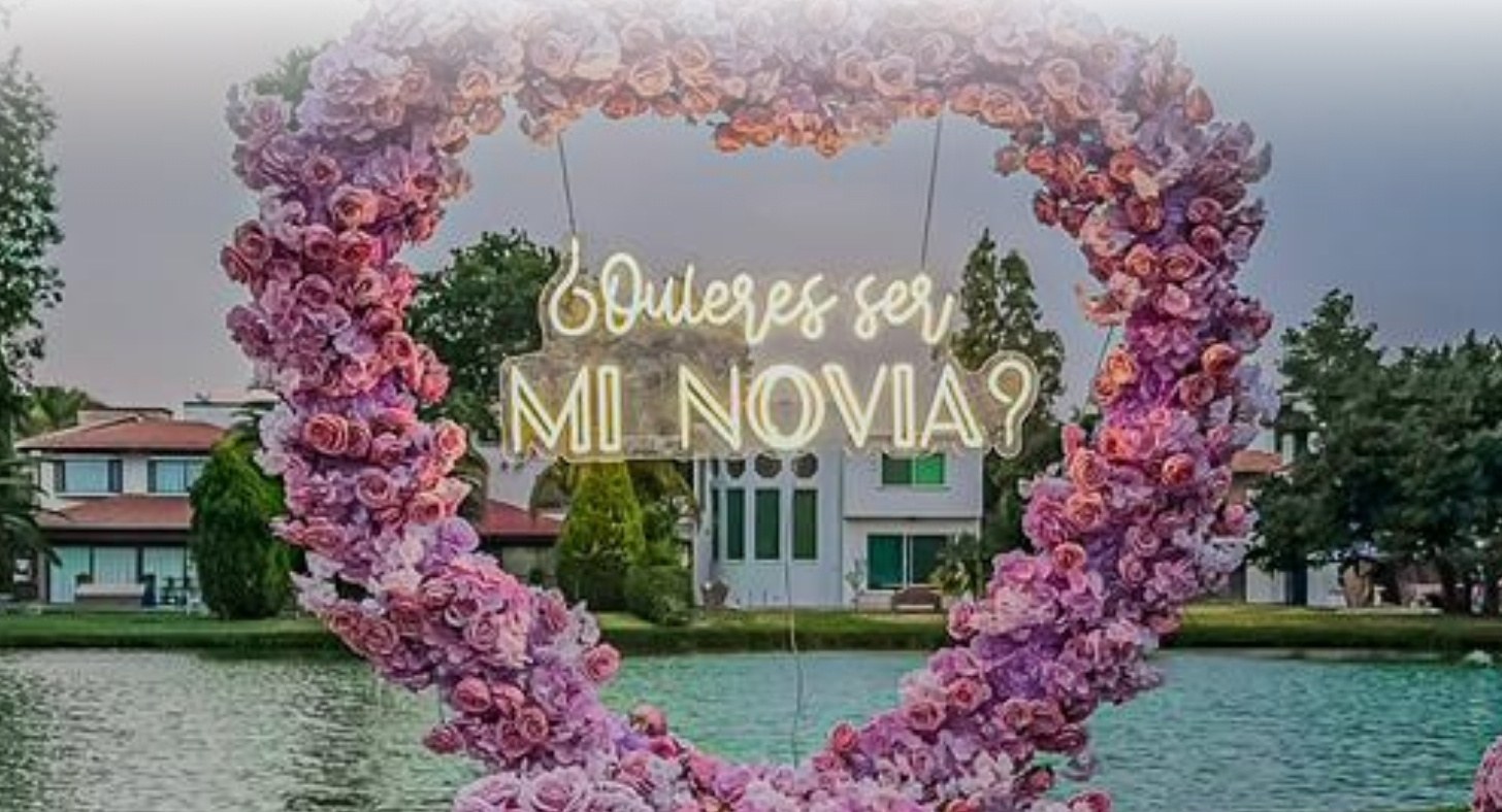 My Heart Pink: corazón de rosas iluminado con letrero neón para pedida de noviazgo en Querétaro — AYV Proposals