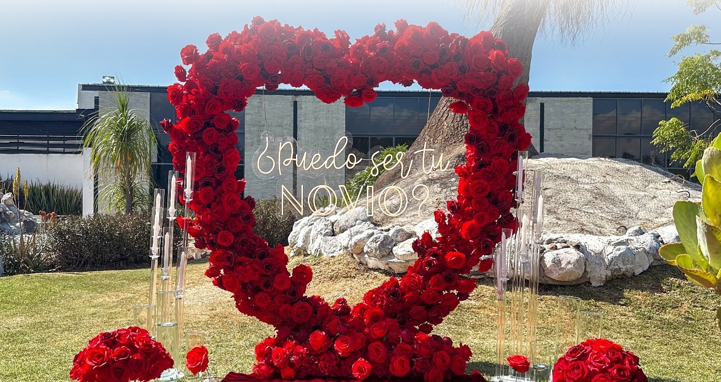 My Heart Red: corazón de rosas iluminado con letrero neón para pedida de noviazgo en Querétaro — AYV Proposals