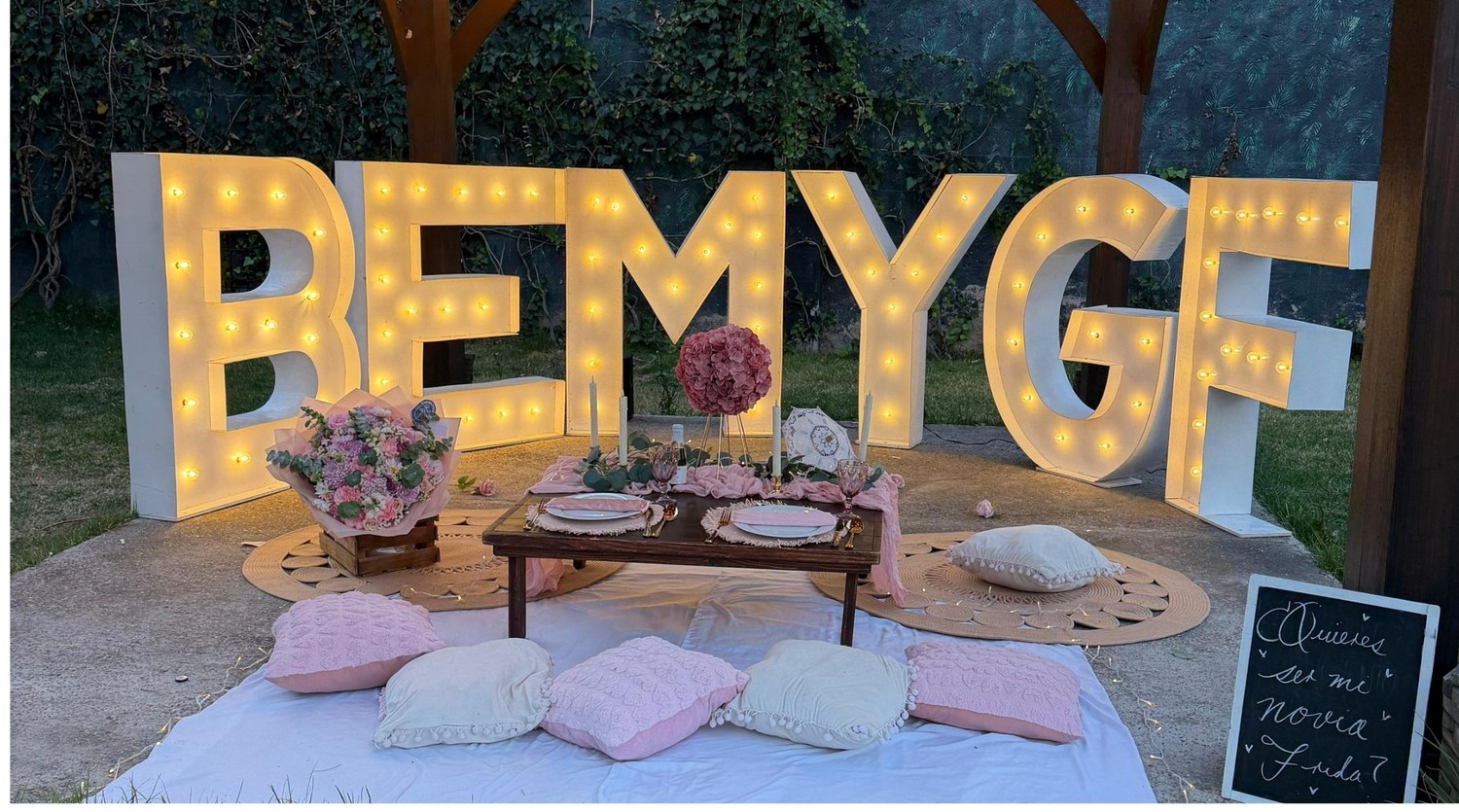 Picnic Letters BE MY GF: letras gigantes iluminadas y corazón de rosas para pedida de noviazgo en Querétaro — AYV Proposals