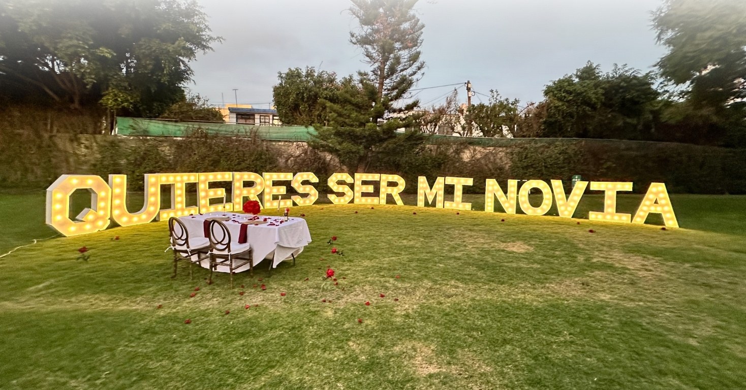 Quieres ser mi novia Broadway: letras gigantes iluminadas y corazón de rosas para pedida de noviazgo en Querétaro — AYV Proposals