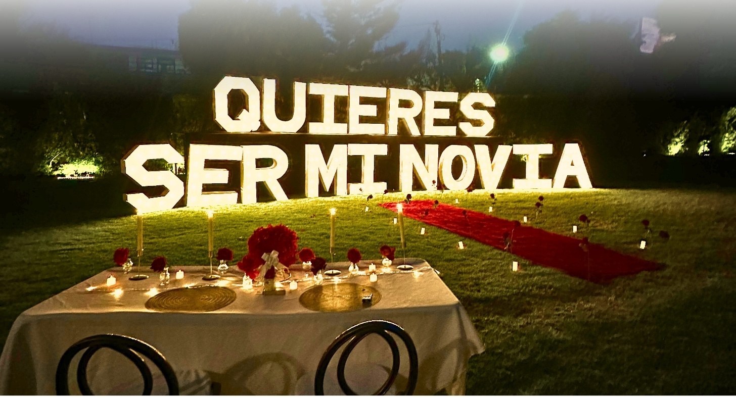 Quieres ser mi novia Luxury: letras gigantes iluminadas y corazón de rosas para pedida de noviazgo en Querétaro — AYV Proposals
