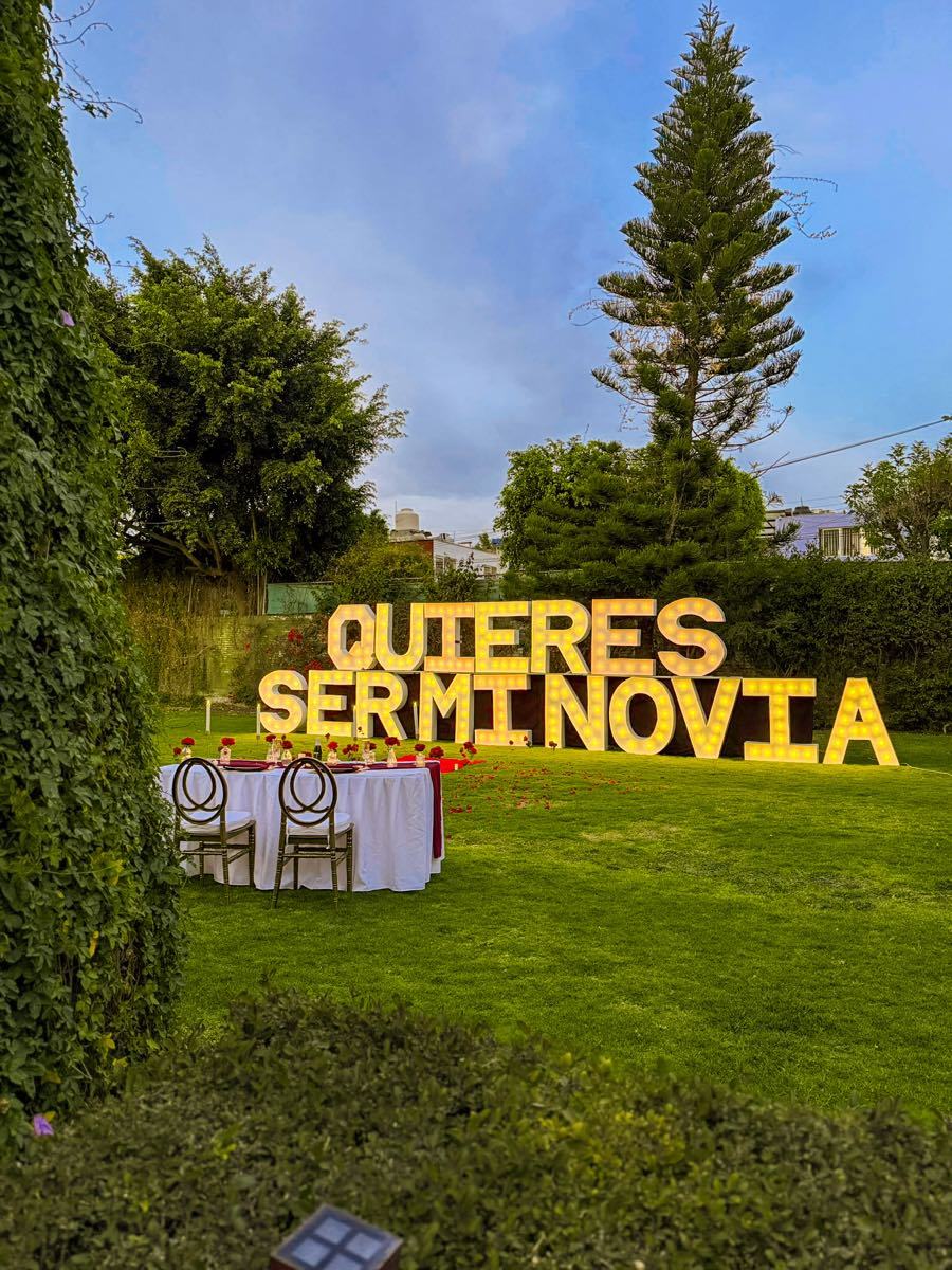 Express Gigante Luxury: letras gigantes iluminadas y corazón de rosas para pedida de noviazgo en Querétaro — AYV Proposals