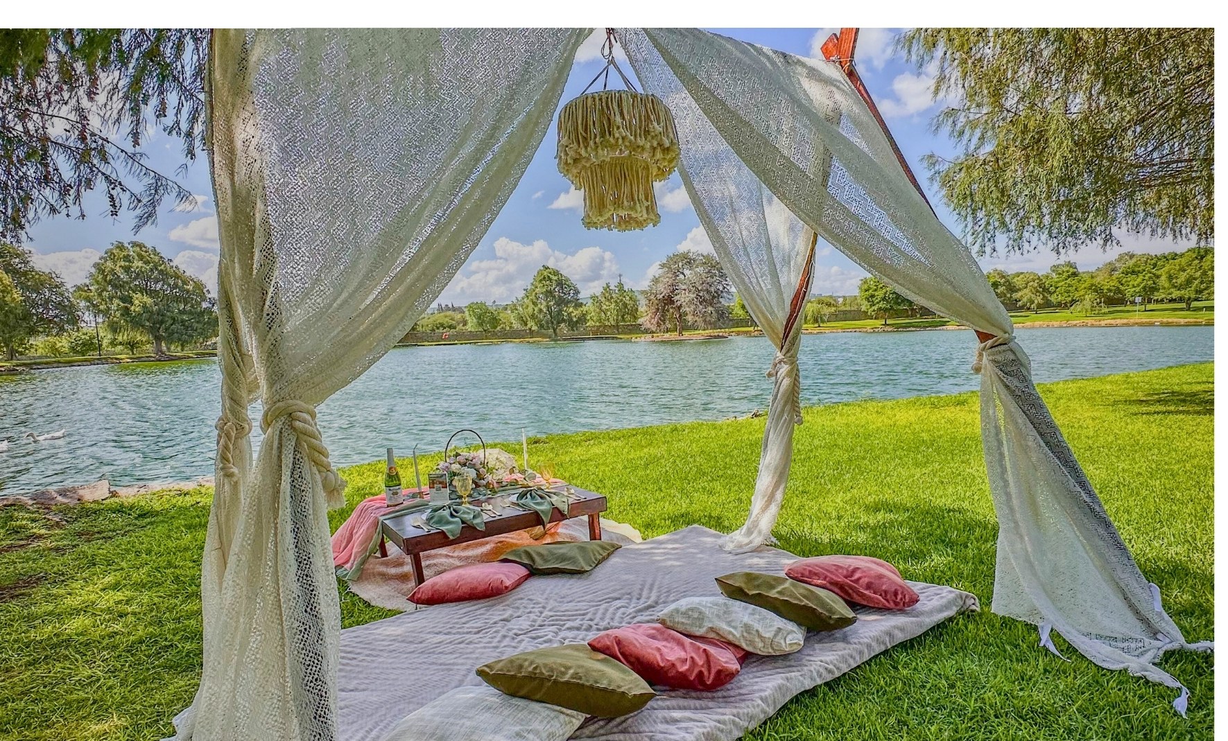 Deluxe Date: picnic romántico con teepee iluminado para citas y aniversarios en Querétaro — AYV Proposals