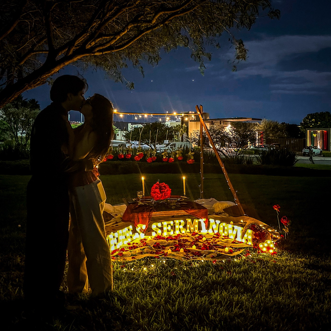 Teepee Lights: picnic romántico con teepee iluminado para pedida de noviazgo en Querétaro — AYV Proposals