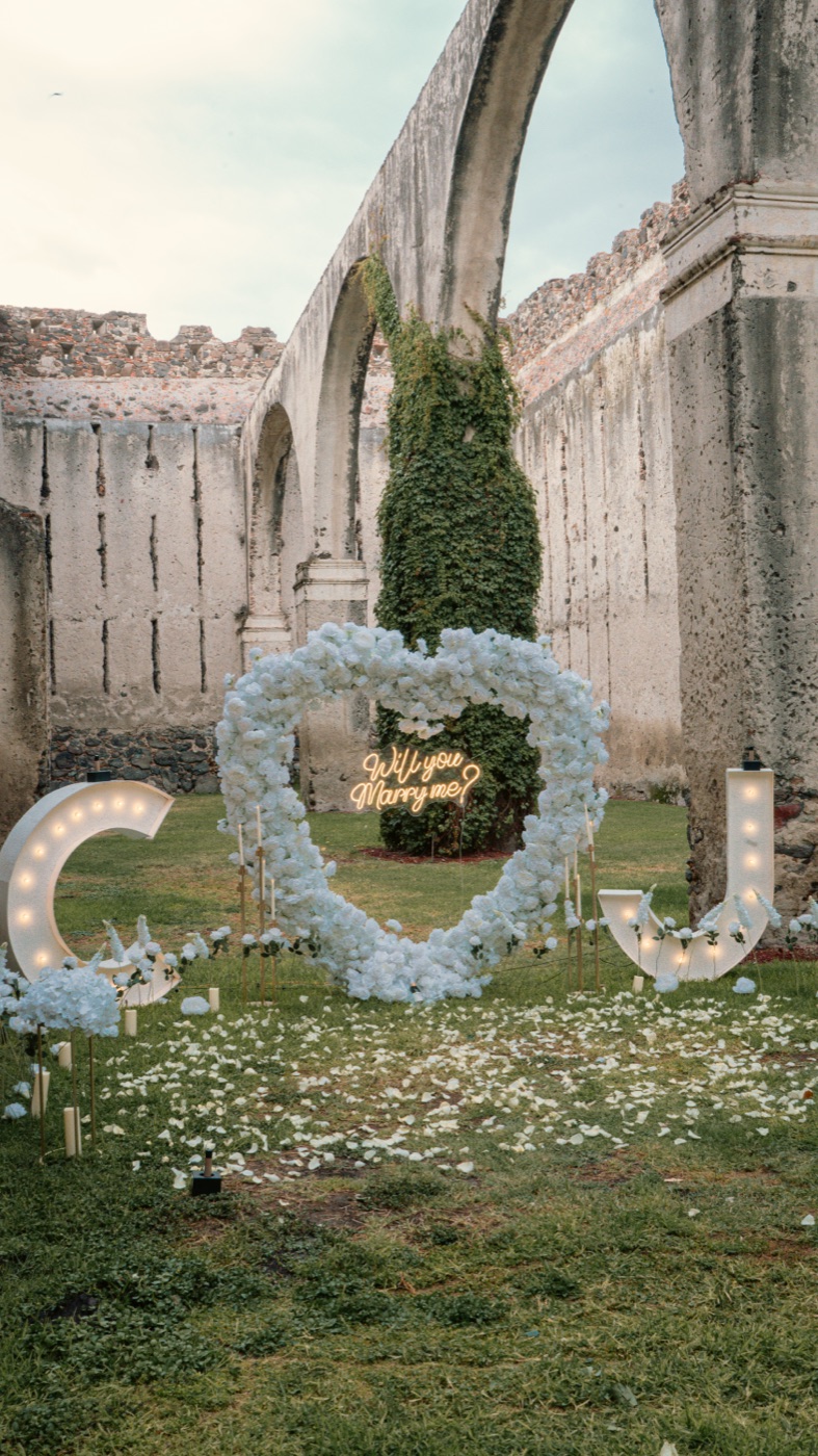 Express My Heart Blanc: corazón de rosas iluminado con letrero neón para pedida de matrimonio en Querétaro — AYV Proposals