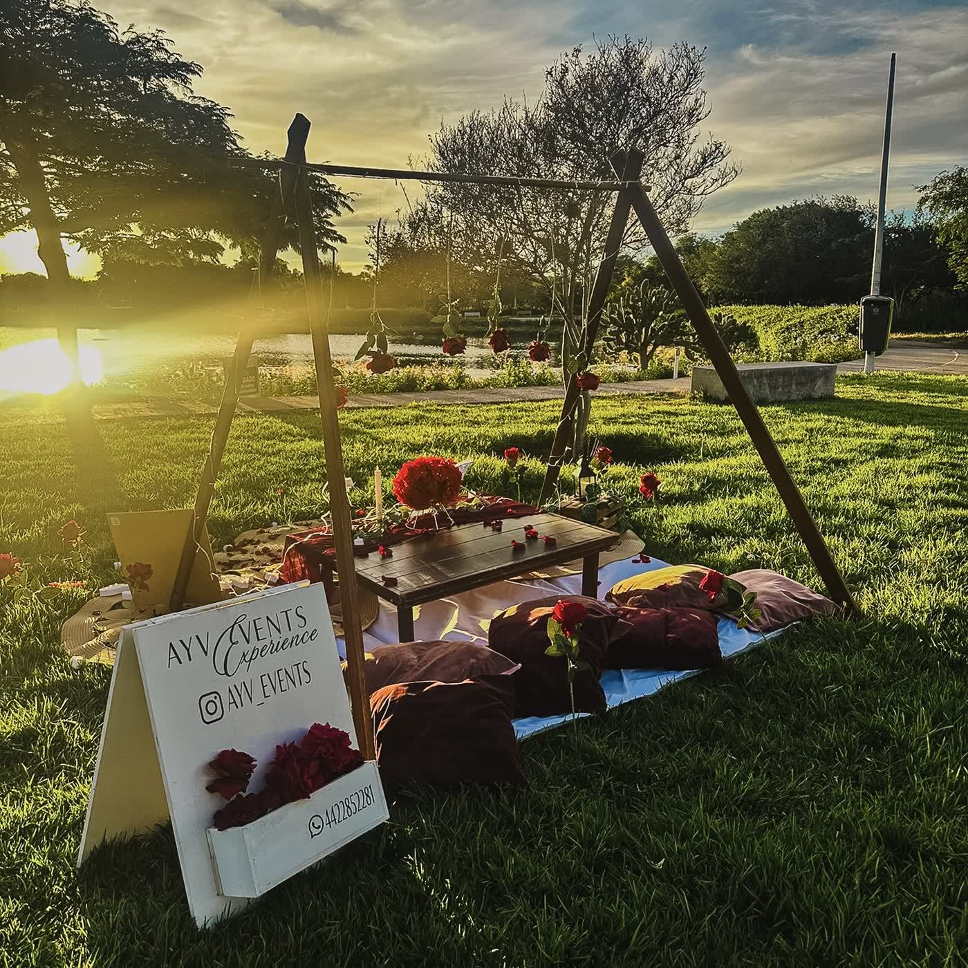 Teepee bajo sauce llorón con mesa romántica al atardecer