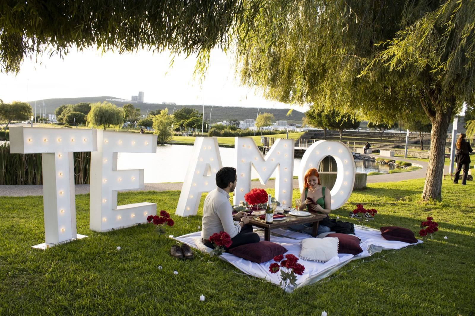 Picnic romántico con teepee decorado para fecha especial