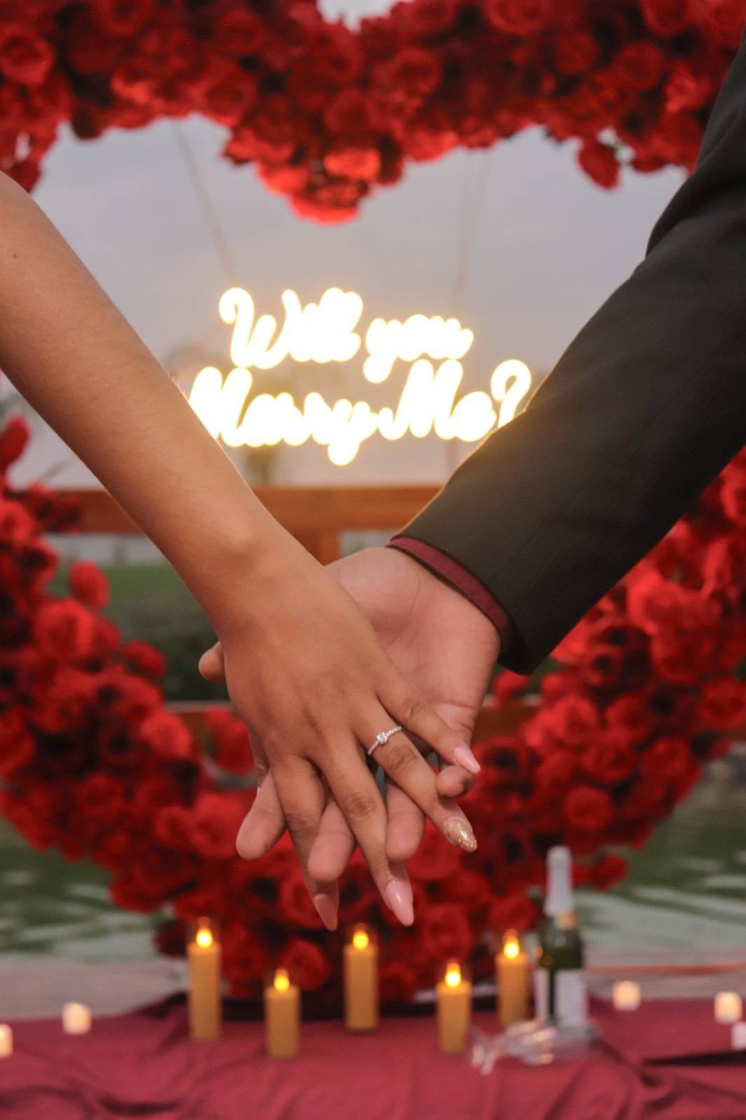 Propuesta de matrimonio con corazón de rosas iluminado de noche