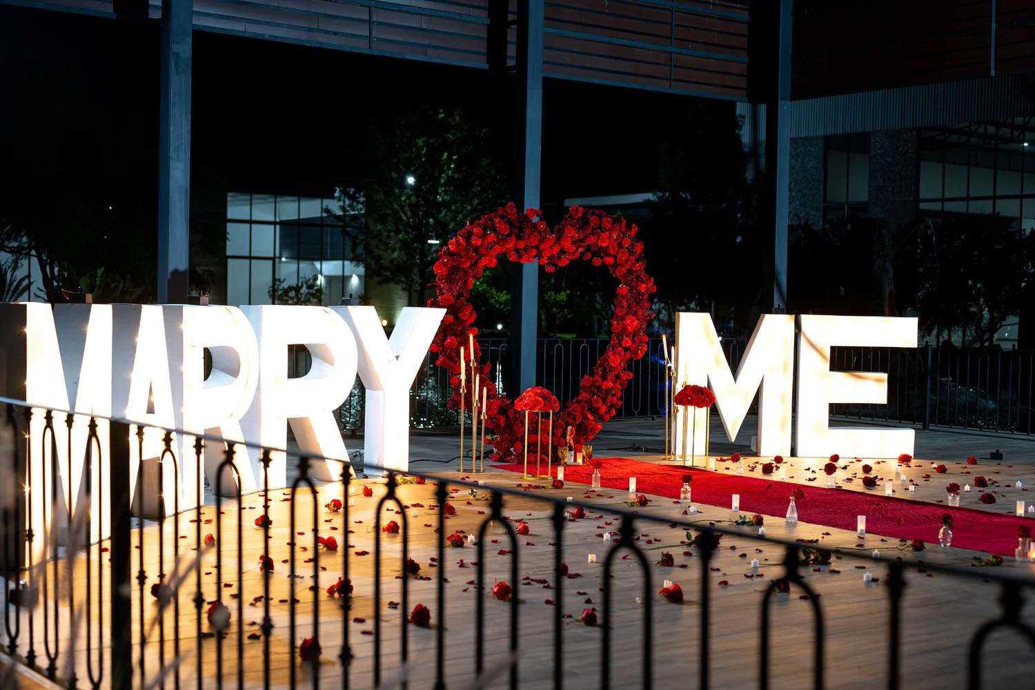 Propuesta de matrimonio con letras MARRY ME y corazón de rosas