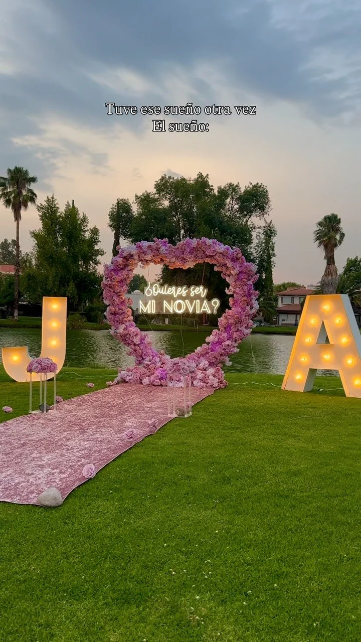 Pedida romántica con corazón de rosas